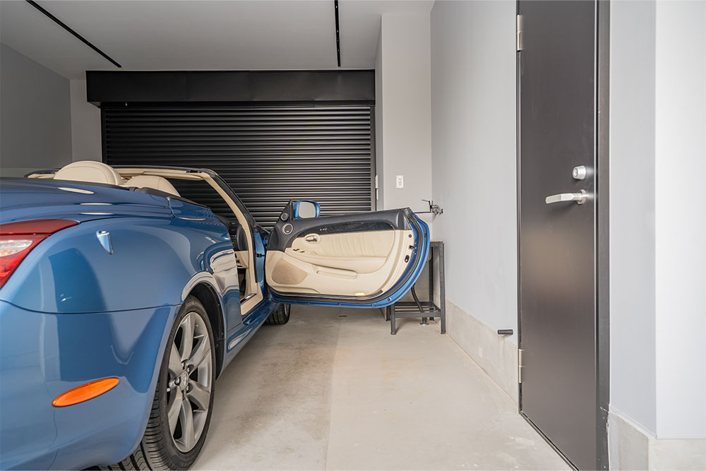 ガレージでドアを開けたLEXUS_SC430