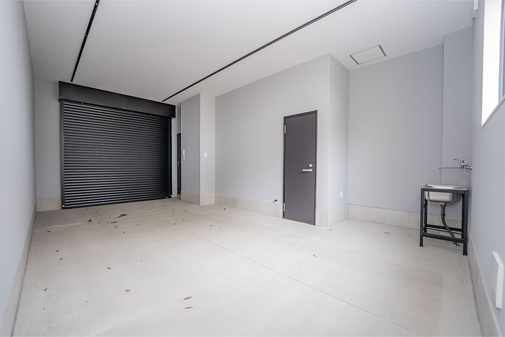 B-4のガレージ内観