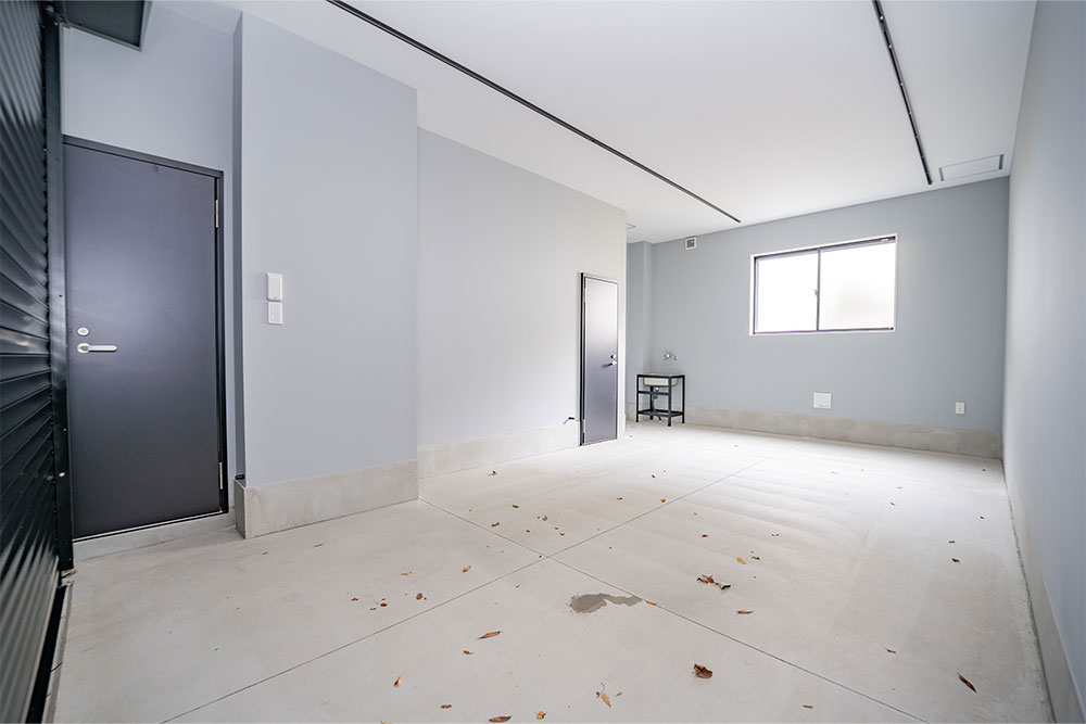 B-4のガレージ内観