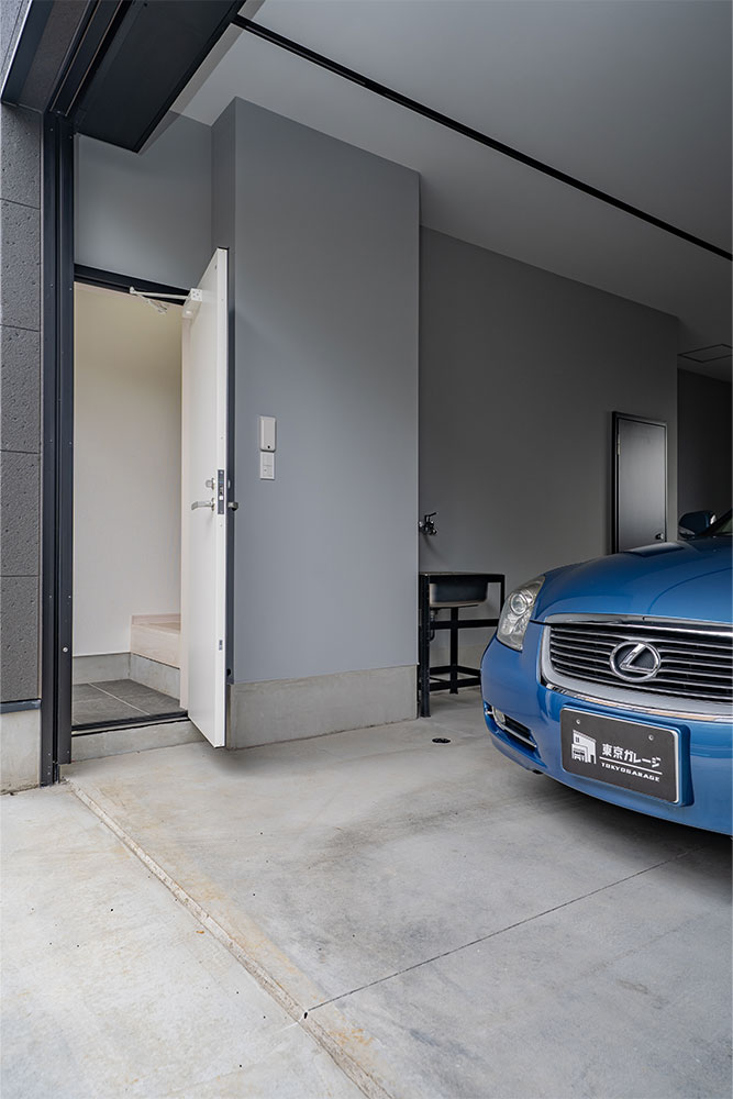 ガレージから見た玄関