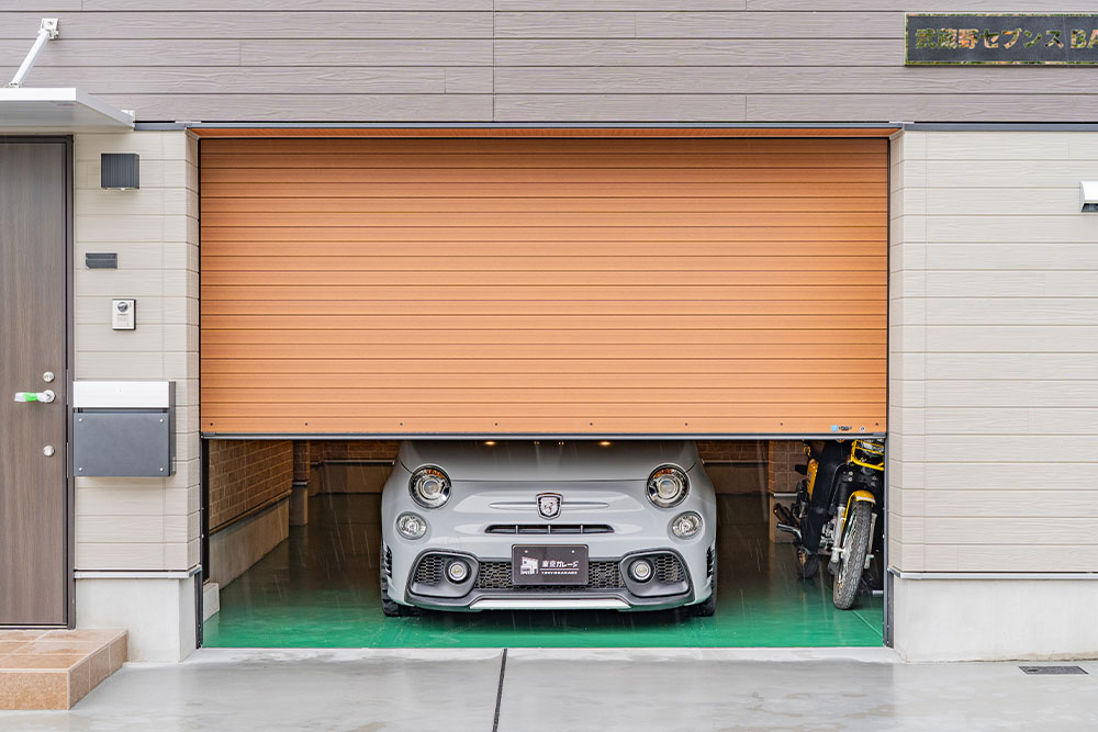 ガレージに駐車したABARTH 595