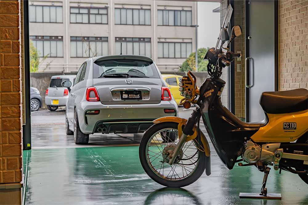 ガレージを出発するABARTH 595