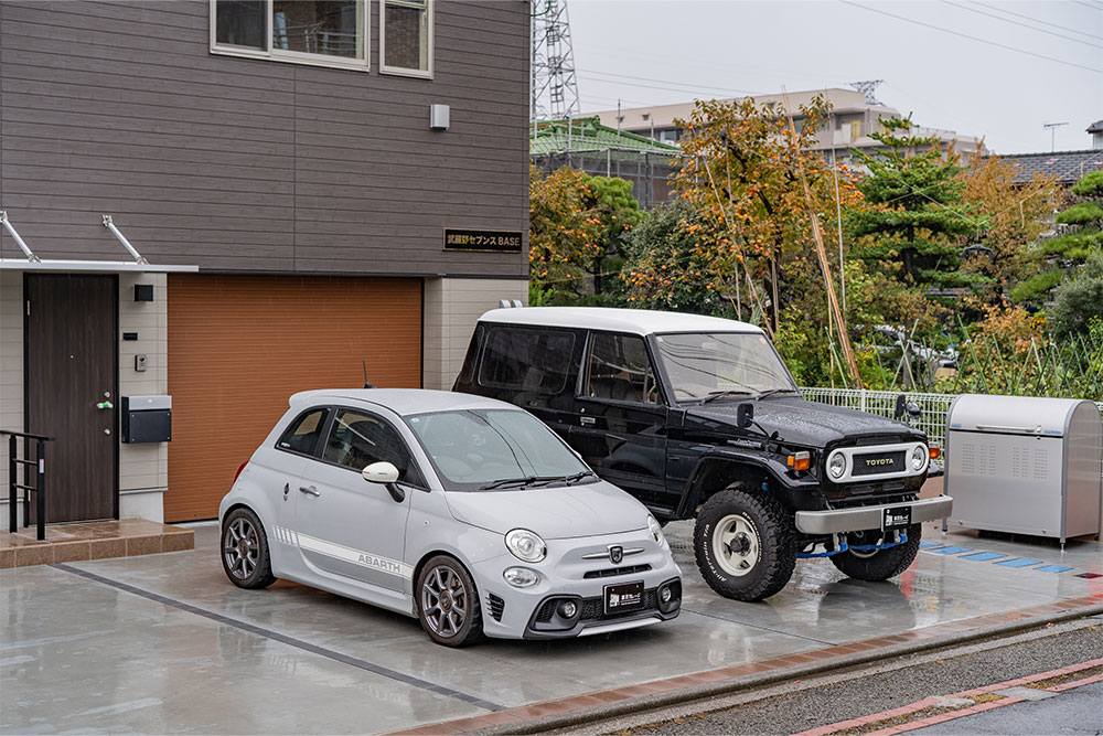 3ナンバー×2台を並列駐車できる屋外スペース