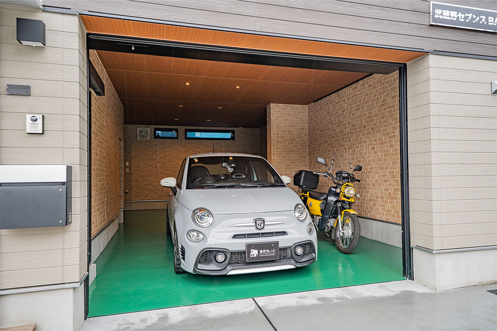 ガレージに駐車したABARTH 595