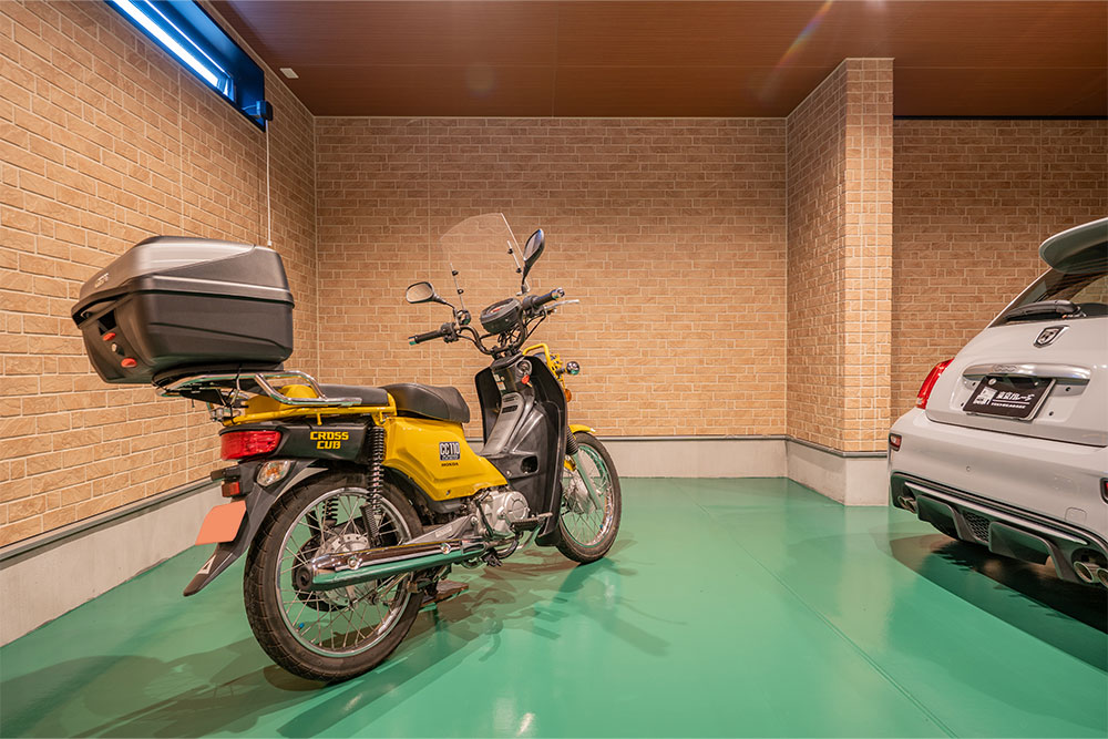 ガレージに駐車したクロスカブ
