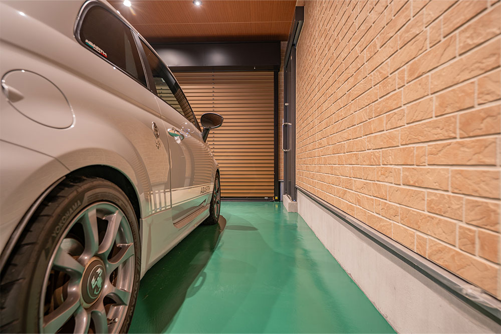 ガレージに駐車したABARTH 595