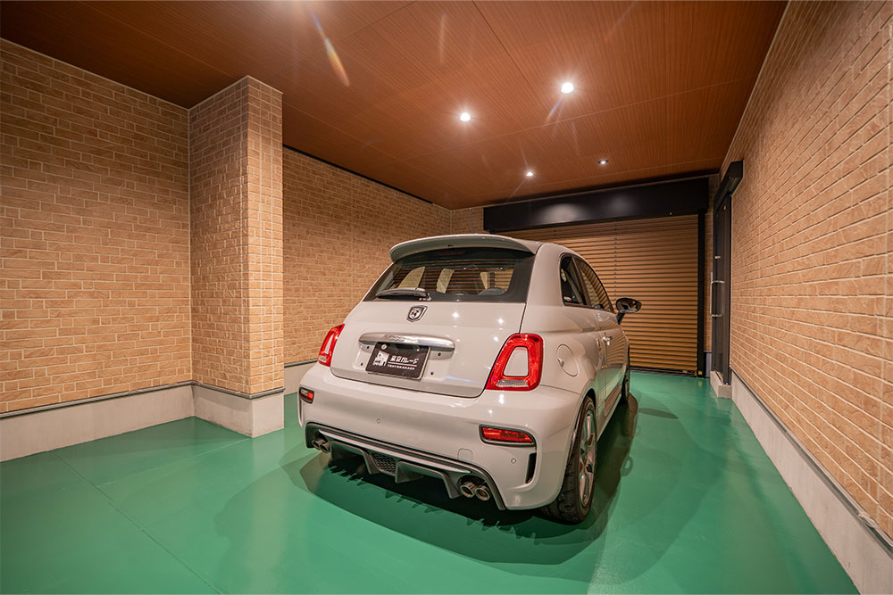 ガレージに駐車したABARTH 595