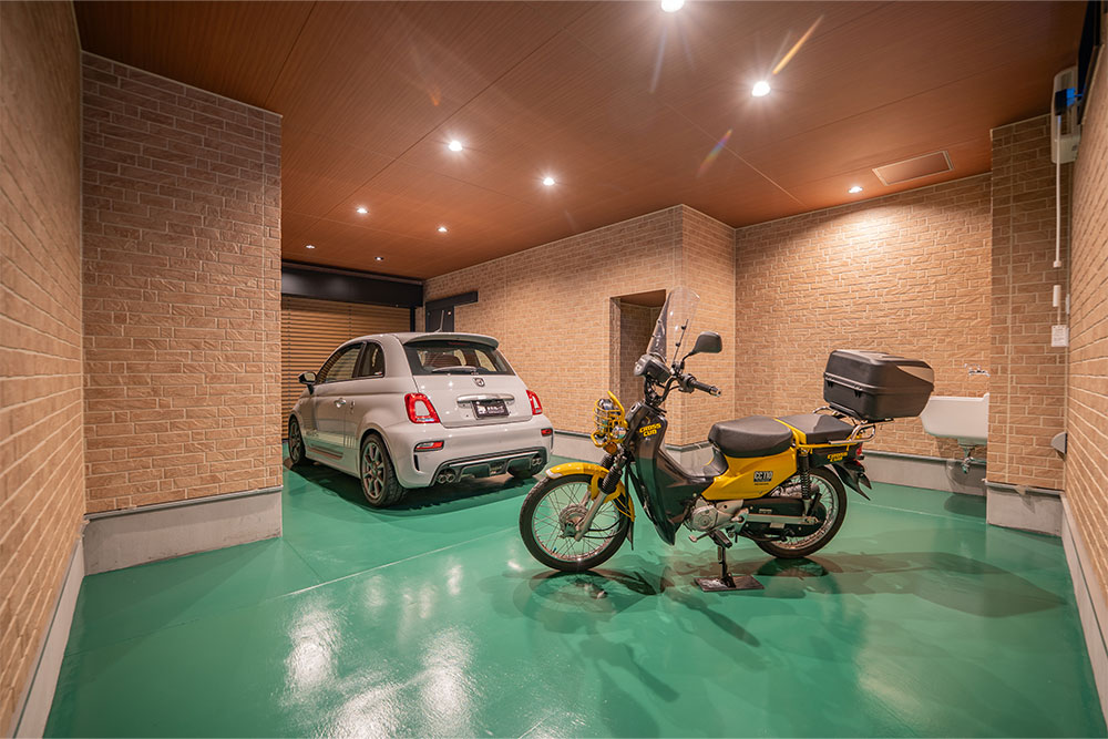 車の後ろにはバイクを整備できる余白が残る