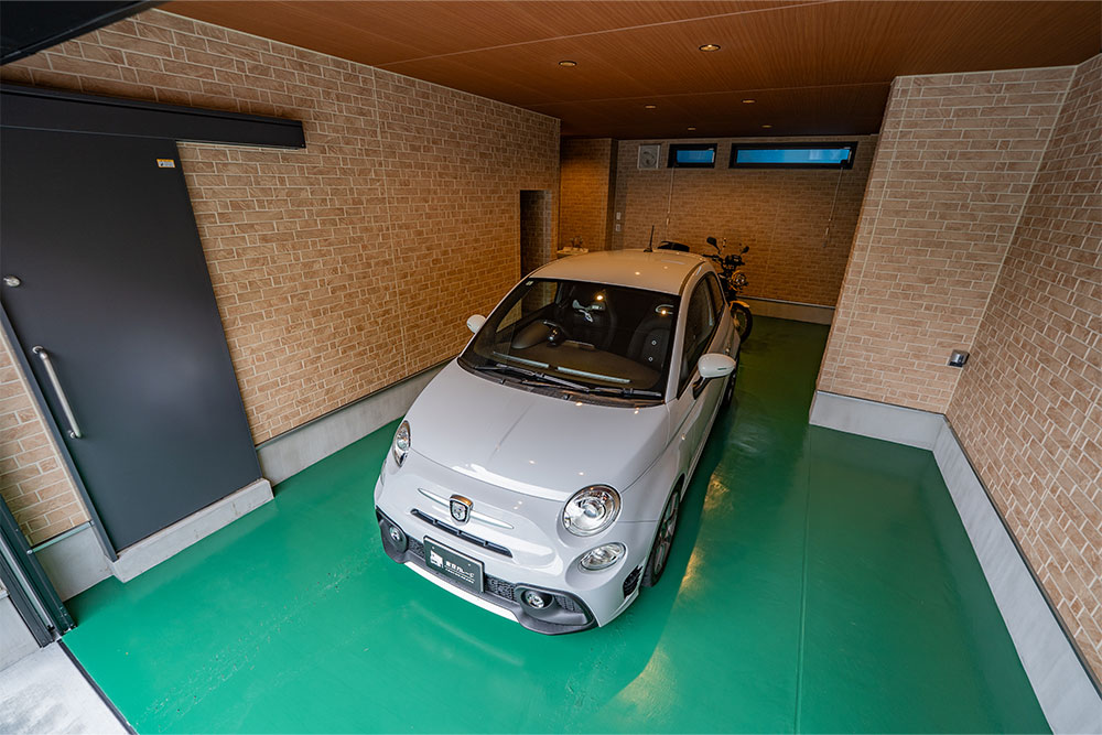 ガレージに駐車したABARTH 595