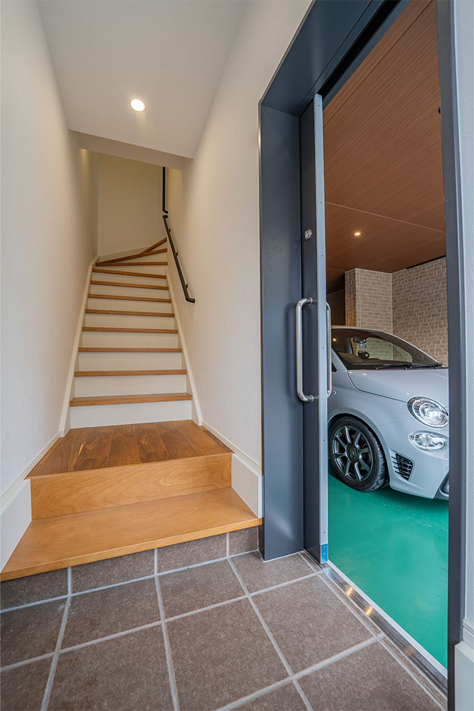 玄関から見たガレージ