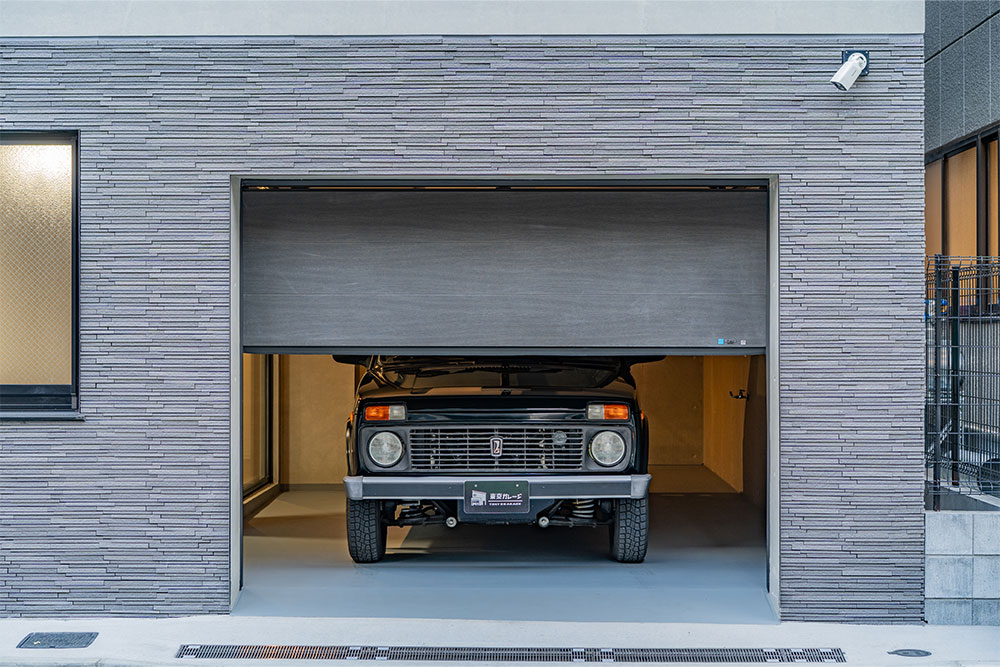 ガレージに駐車したラーダ_ニーヴァ