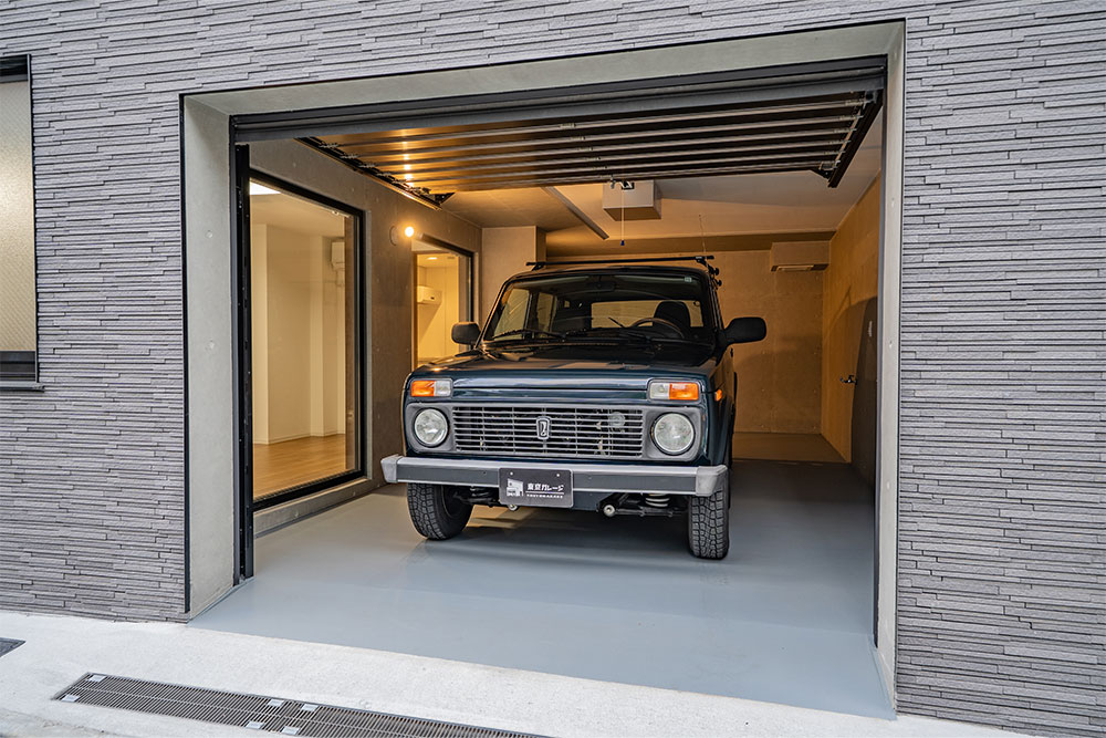 ガレージに駐車したラーダ_ニーヴァ