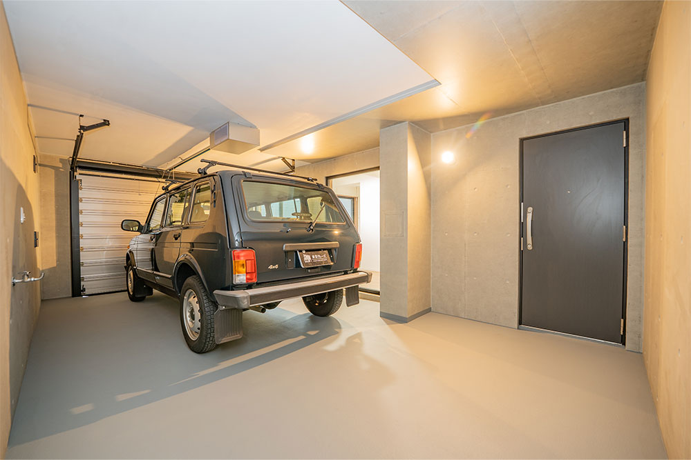 ガレージ後方ドアは居室と繋がる
