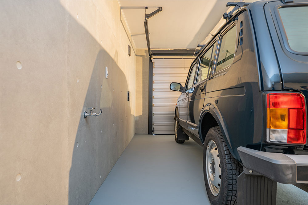 ガレージに駐車したラーダ_ニーヴァ