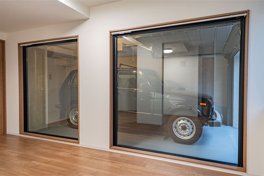 窓越しに見たガレージ