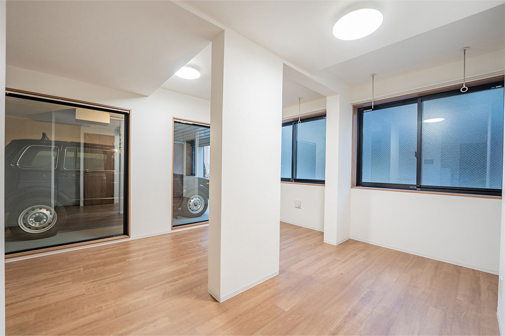 愛車の隣で過ごせる居室