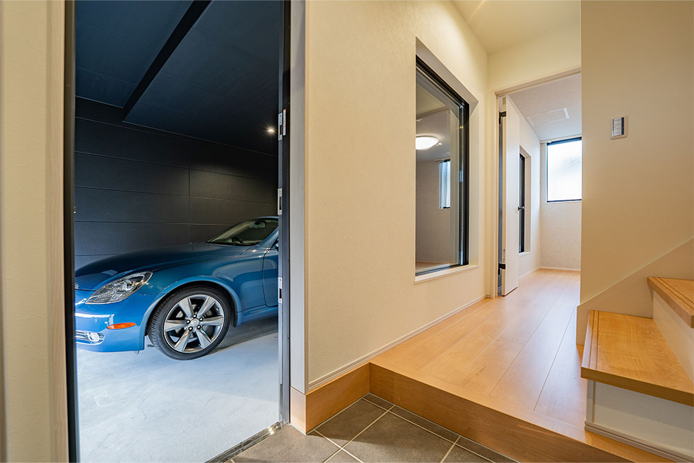 玄関から見たガレージ
