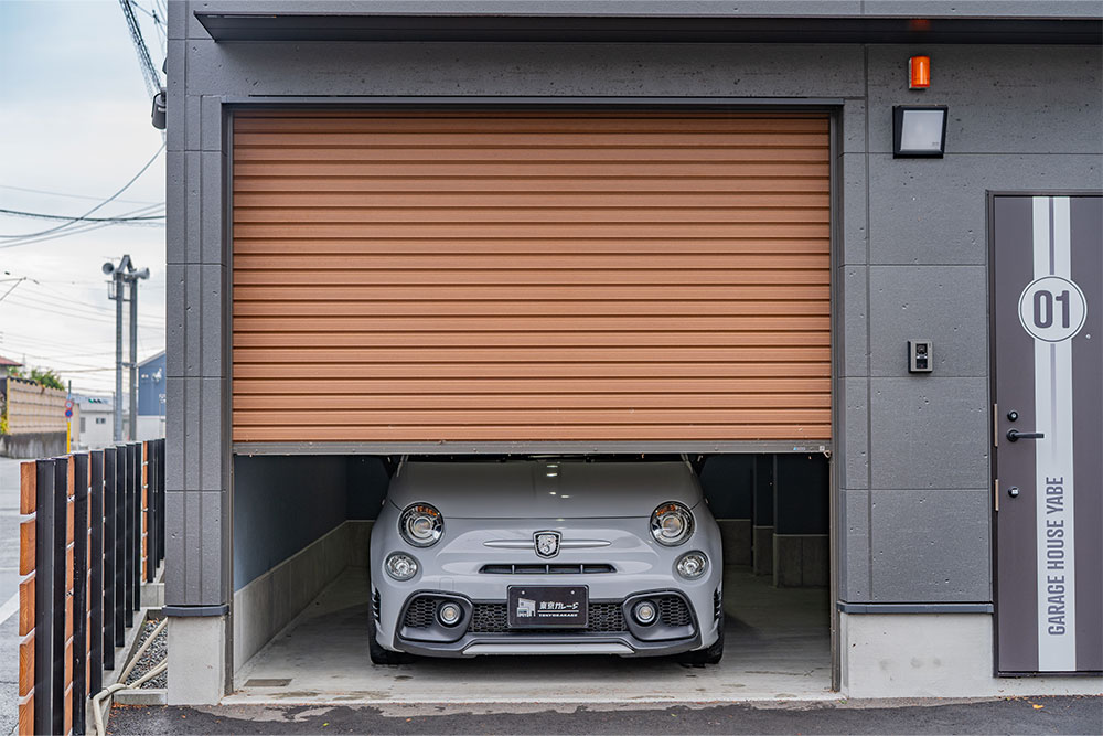 ガレージに駐車したABARTH 595