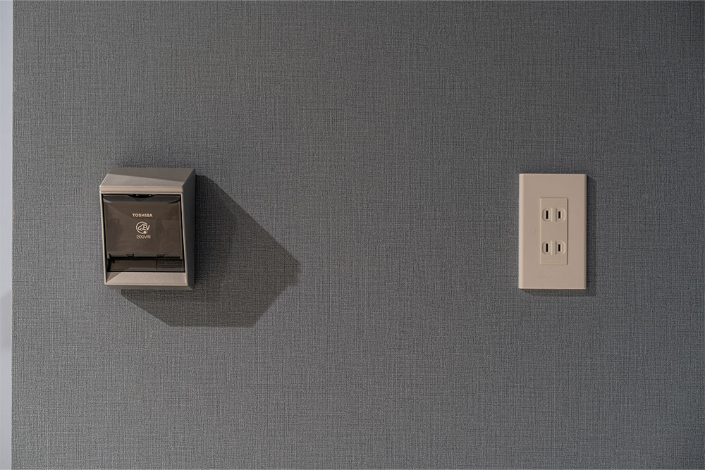 EV充電用200Vと100Vコンセント