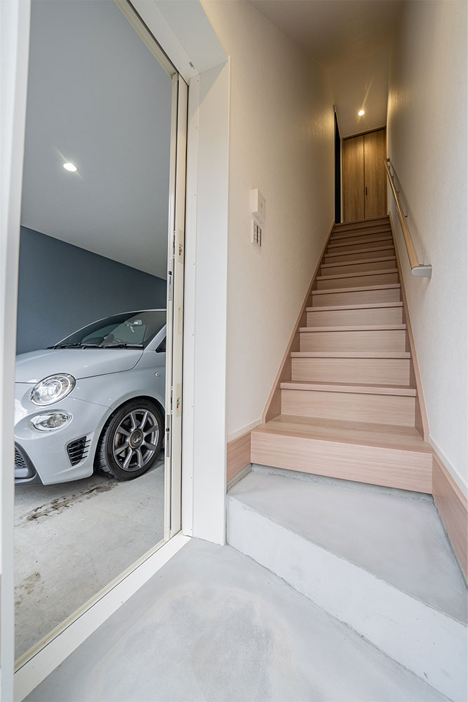 玄関から見たガレージ