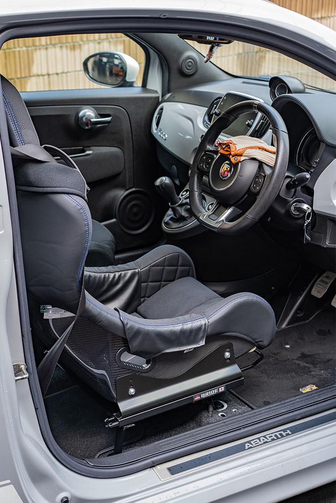 ABARTH 595の運転席