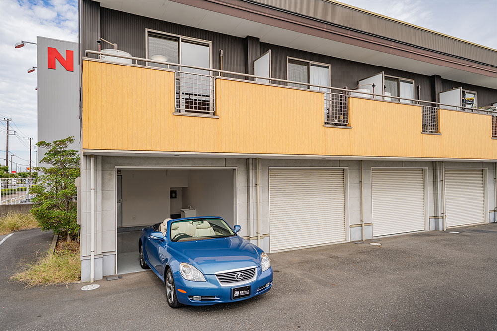 ガレージを出発するLEXUS_SC430