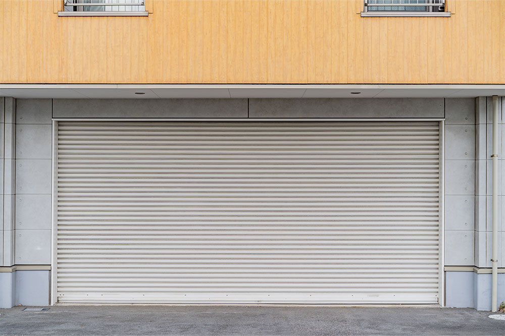 6/7号室のガレージ正面