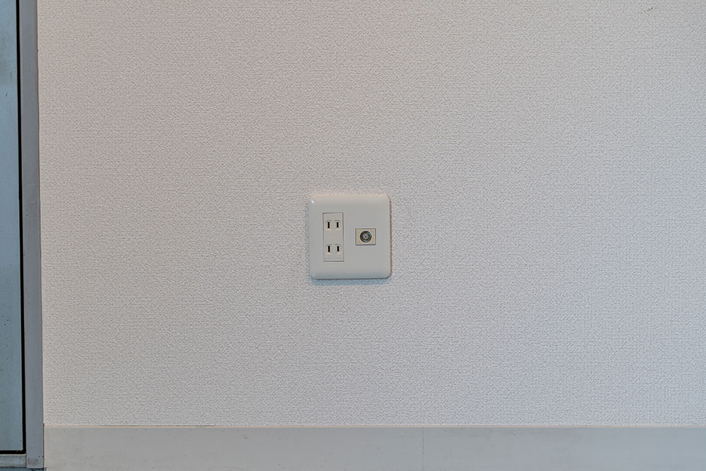 100VコンセントとTVアンテナ
