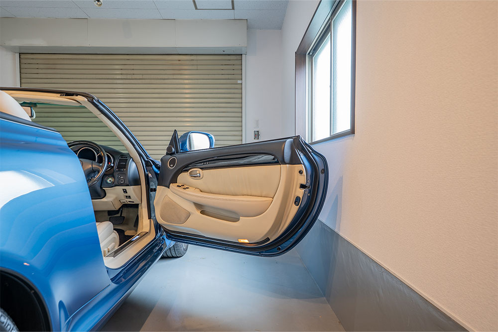 ガレージでドアを開けたLEXUS_SC430