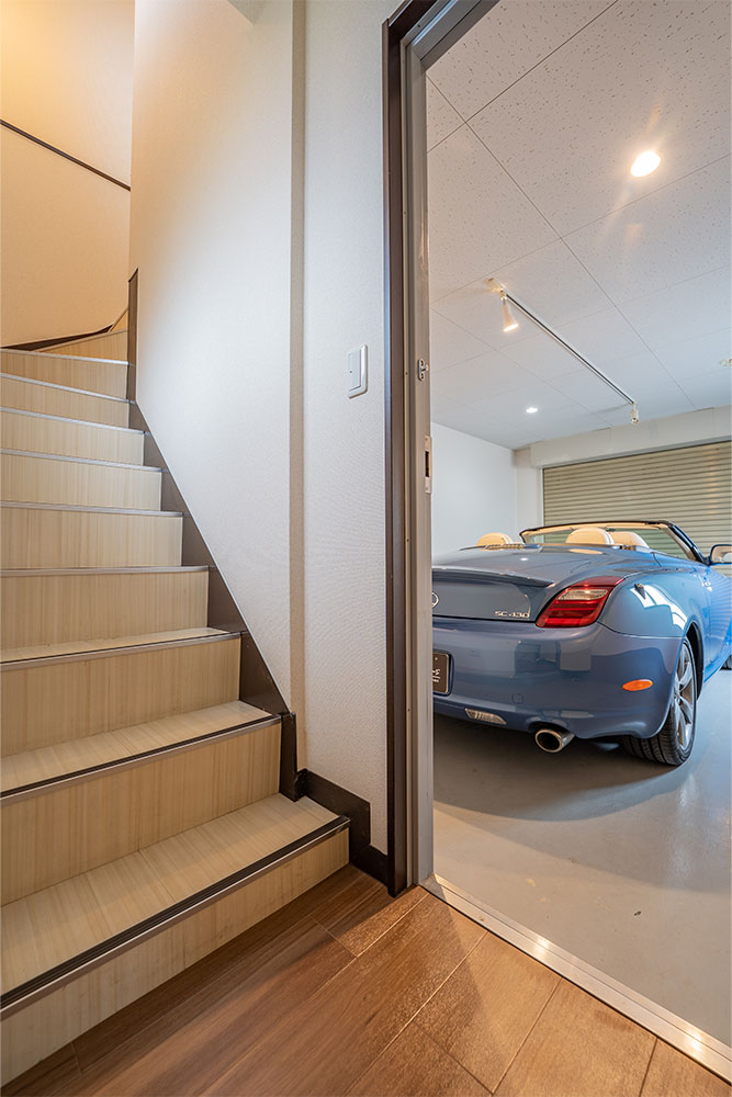 玄関から見たガレージ