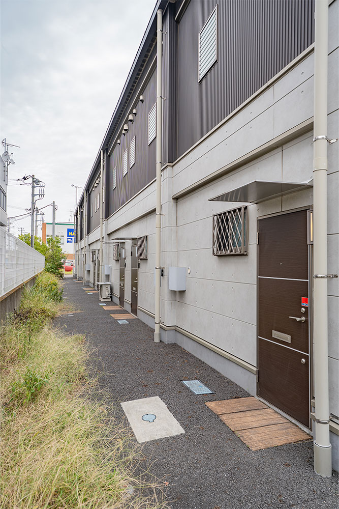 建物裏手に並ぶ玄関