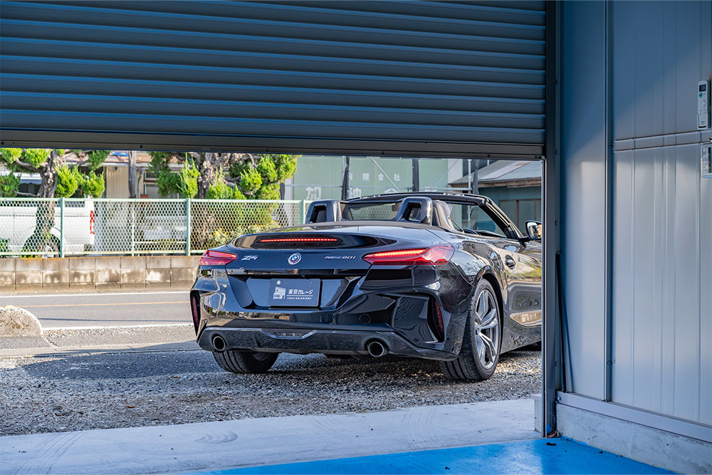 ガレージを出発するBMW_Z4