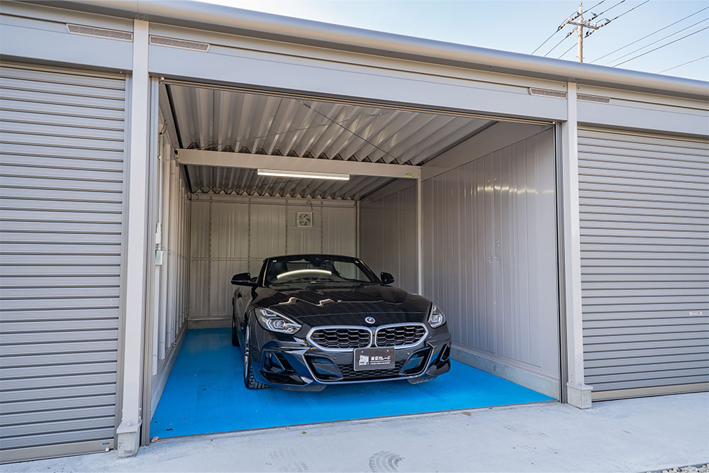 ガレージに駐車したBMW_Z4