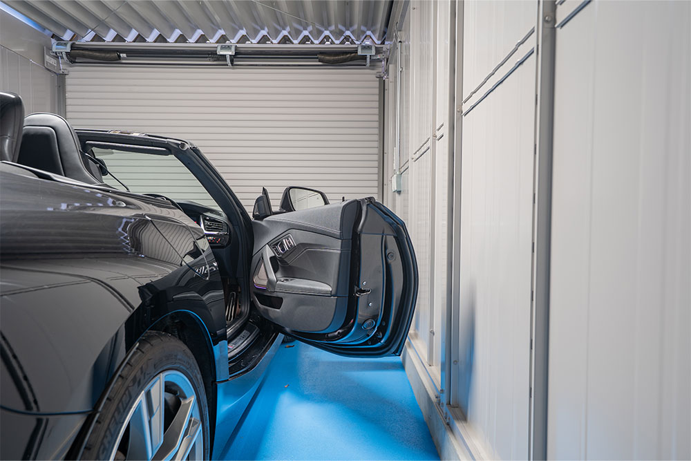 ガレージでドアを開けたBMW_Z4