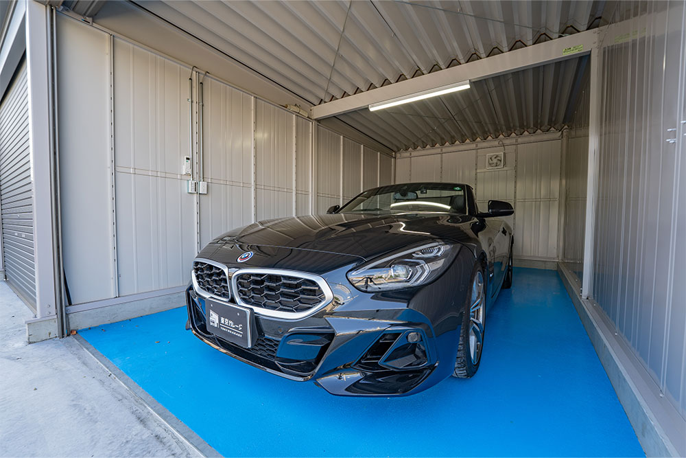 ガレージに駐車したBMW_Z4