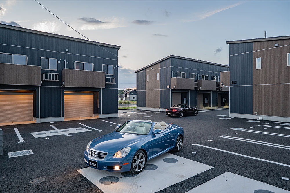 トーンを揃えた3棟のガレージハウス