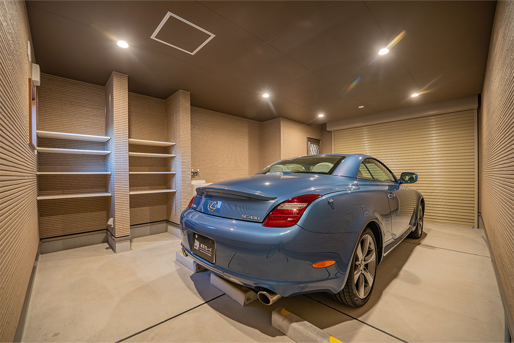 ガレージ壁は外壁材で仕上げられている