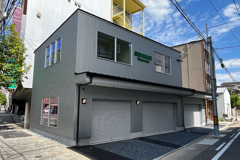 石面タイル仕上げの駐車スペース付き