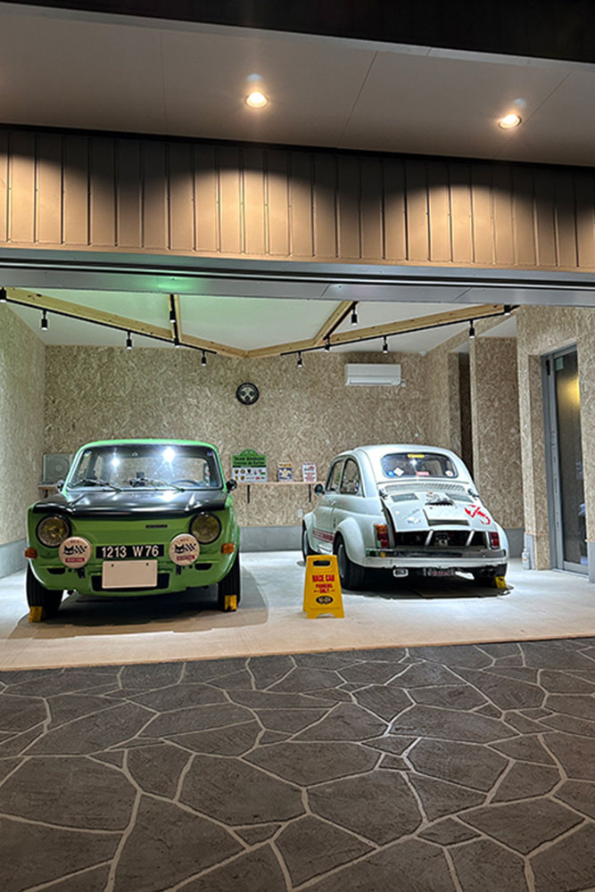 ガレージに駐車したシムカとフィアット500アバルト