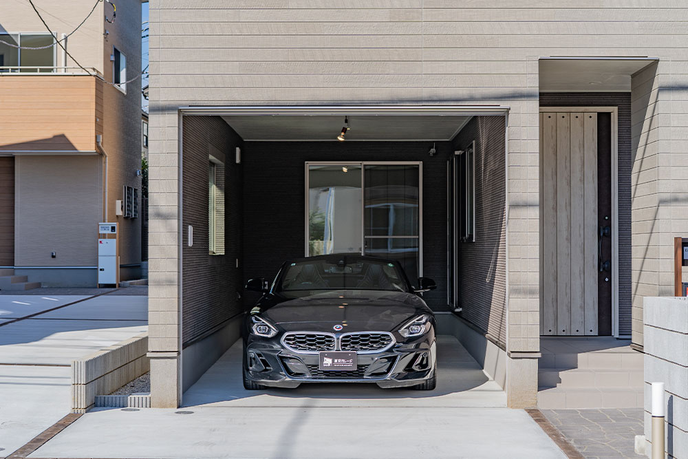 ガレージに駐車したBMW_Z4