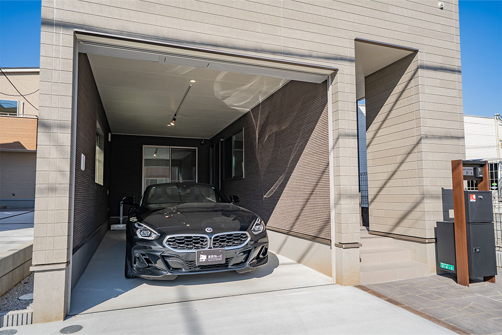 ガレージに駐車したBMW_Z4