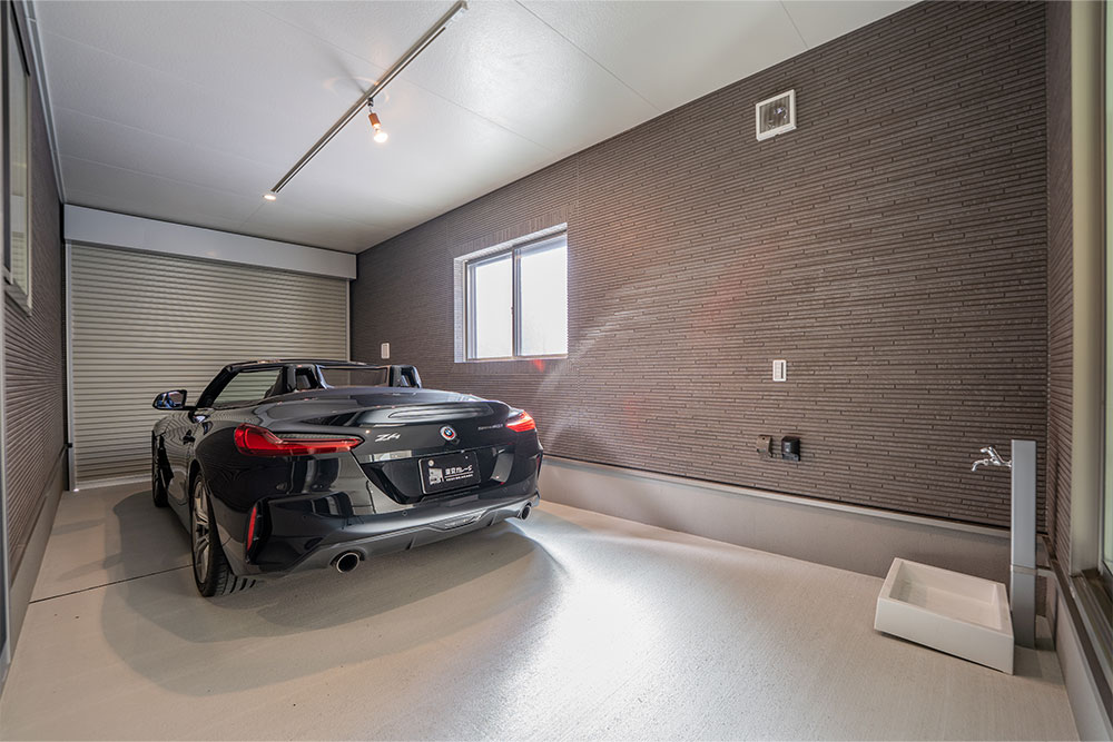 ガレージに駐車したBMW_Z4