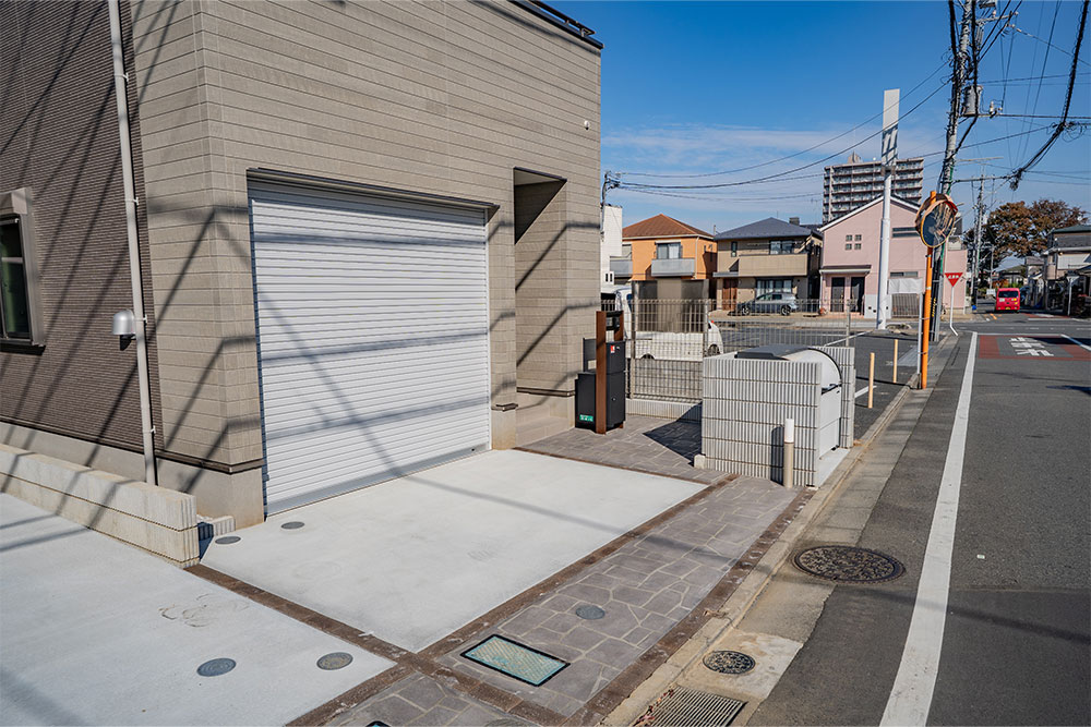 ガレージ前の屋外駐車スペース