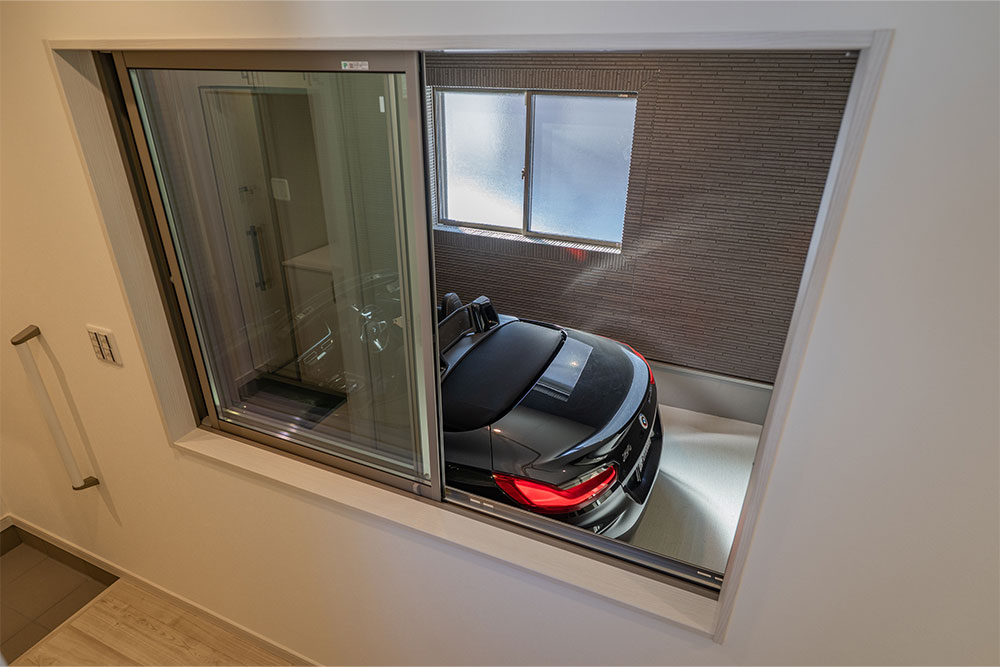 廊下窓から見たガレージ