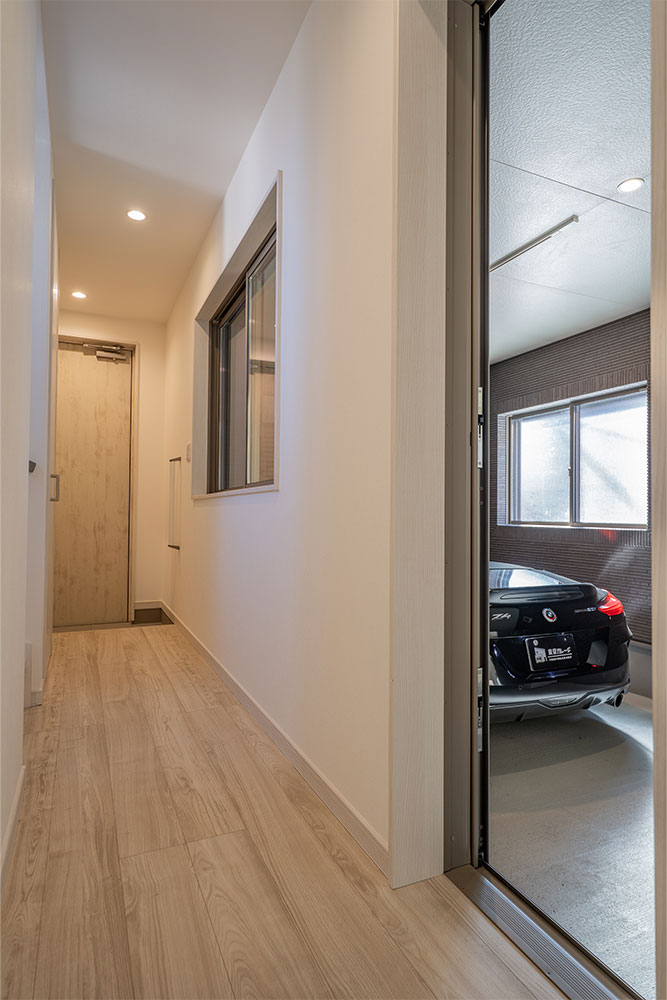 廊下から見たガレージ