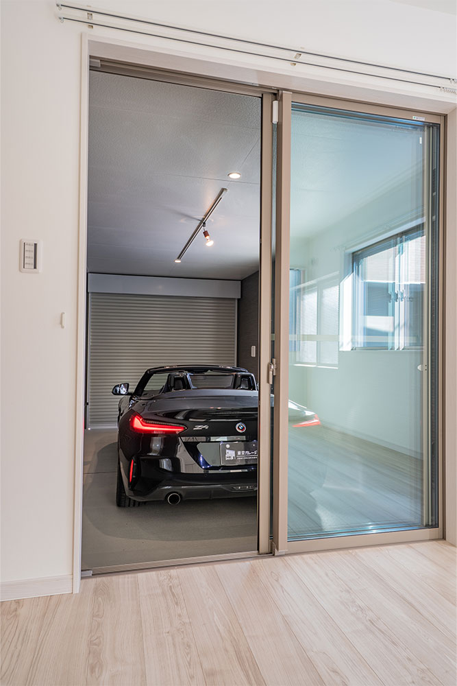 洋室から見たガレージ