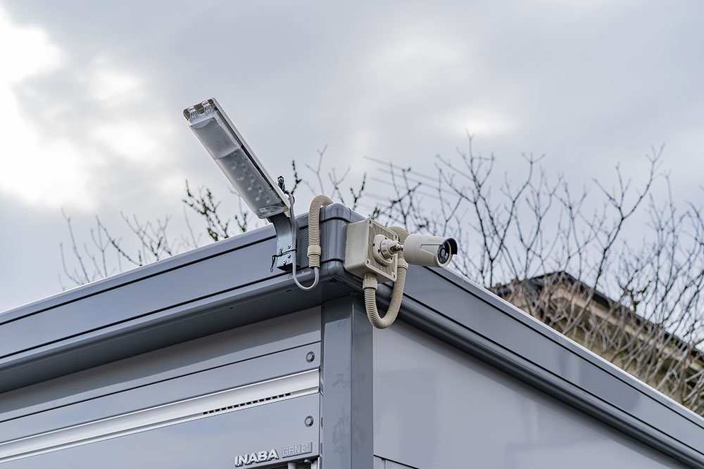 防犯カメラと常夜灯