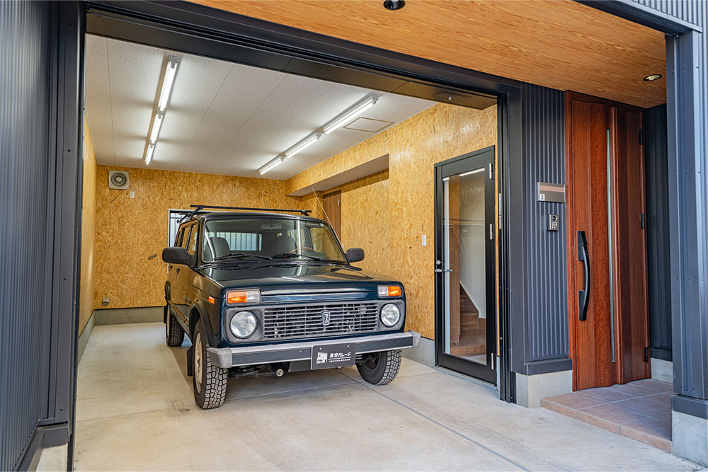 ガレージに駐車したラーダ_ニーヴァ