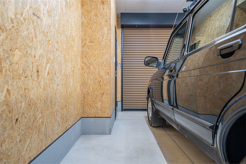 ガレージに駐車したラーダ_ニーヴァ