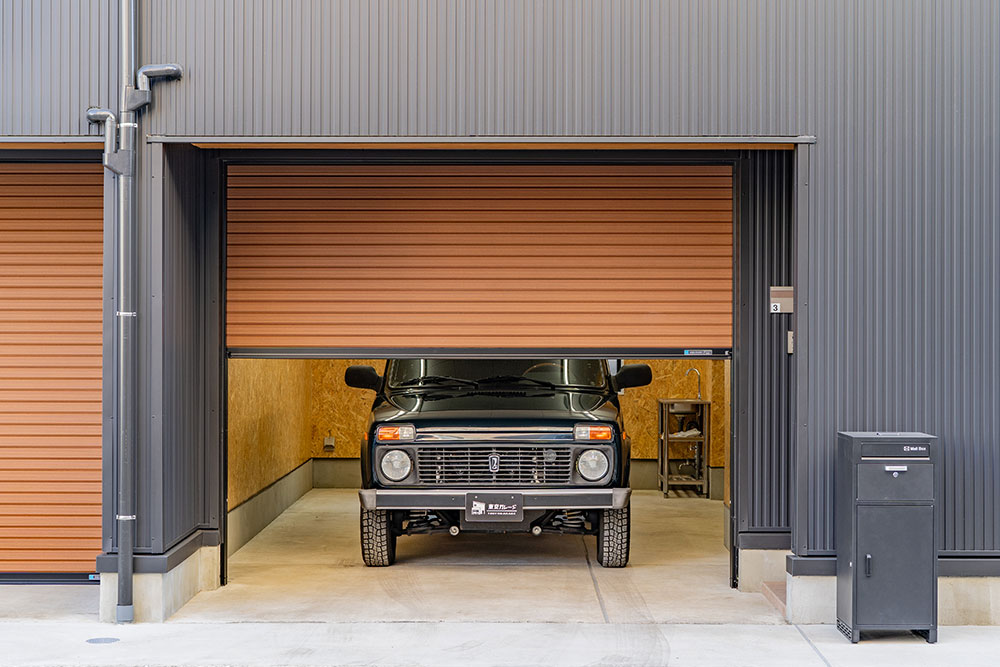 ガレージに駐車したラーダ_ニーヴァ